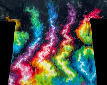 Może przedstawiać: Czarny t-shirt tie-dye z wzorem tęczowego wiru. Koszulka ma okrągły dekolt i krótkie rękawy.