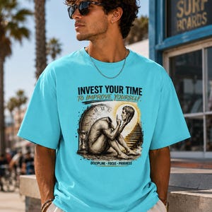 Investeer je tijd in zelfverbetering T-shirt | Motiverend T-shirt met graphic | Shirt voor persoonlijke groei | Discipline, focus en vooruitgang