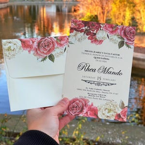 Cremefarbene Hochzeitseinladung mit Rosendrucken, inklusive charmantem Blumenumschlag, perfekt für die Feierlichkeiten Ihres großen Tages
