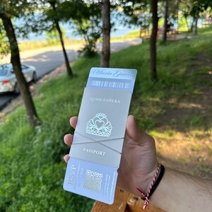 Invito per Quinceanera color crema con design per passaporto, bellissimo invito per la festa del 15° compleanno, regalo ideale per gli ospiti