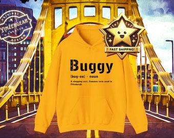 Op de afbeelding: Gele hoodie met een zwarte print die zegt "Buggy (bug-ee) zelfstandig naamwoord Een winkelwagen. Algemene term die in Pittsburgh wordt gebruikt."
