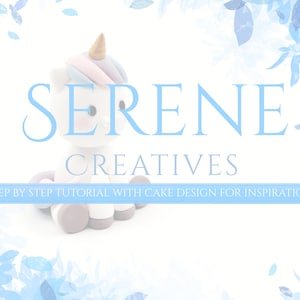 Puede incluir: Un adorno de pastel de unicornio blanco con una melena rosa y azul y un cuerno dorado. El unicornio está sentado sobre un fondo blanco con hojas azules de acuarela. El texto "SERENE CREATIVES" está escrito en letras azules sobre el unicornio. El texto "STEP BY STEP TUTORIAL WITH CAKE DESIGN FOR INSPIRATION!" está escrito en letras azules debajo del unicornio.