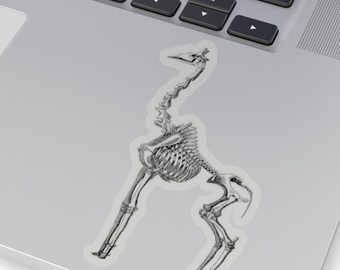 Op de afbeelding: Een sticker met een gedetailleerde zwart-wit illustratie van een girafskelet. De skeletstructuur wordt in profiel weergegeven, met de lange nek, ribbenkast en beenderen van de poten. De sticker is op een laptop geplaatst.