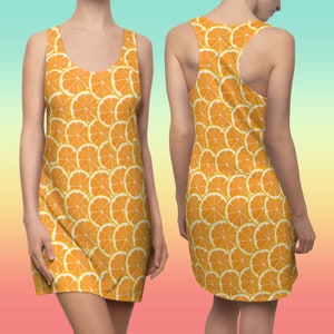 Vestido de tirantes con espalda nadadora y frutas de verano de naranjas