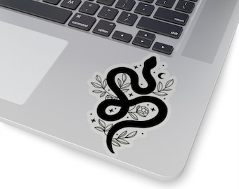 Può includere: Adesivo bianco e nero con un serpente con una luna crescente e stelle, circondato da foglie e un fiore.