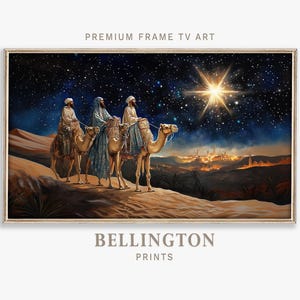 Puede incluir: Tres figuras con ropas tradicionales montan camellos a través de un paisaje desértico bajo un cielo estrellado. Una estrella brillante brilla en la distancia, simbolizando la Estrella de Belén. Esta pintura representa la historia bíblica de los Tres Reyes Magos siguiendo la estrella para encontrar al niño Jesús.