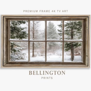 以下が含まれることがあります： 雪が積もった森の風景を望む、素朴な木製の窓枠。窓は9つの窓枠に分かれており、森は新雪に覆われています。