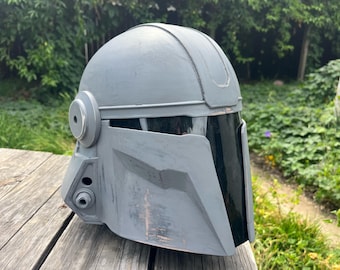 ARCHIVO - Casco "Oficial de Ordenanzas" aprobado por MMCC