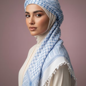 Pañuelo Keffiyeh azul bebé / Escritura cúfica Al-Quds, Patrimonio palestino
