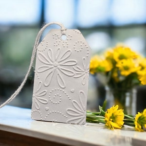 Étiquettes cadeaux en relief, étiquettes suspendues préenfilées, texturé, étiquettes de mariage, étiquettes de cadeaux, étiquettes en papier, étiquettes cadeaux en relief, étiquette de destination/de départ, scrapbooking
