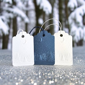 Étiquette cadeau de Noël, gaufrage forêt d'hiver, étiquette cadeau des fêtes, Noël blanc, étiquettes suspendues préenfilées, élément nuit enneigée, lune d'hiver