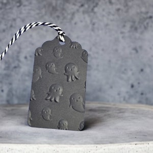 Étiquettes fantômes en relief, étiquettes suspendues préenfilées, étiquette de cadeau d'Halloween, étiquette en papier, étiquette de fête, étiquette cadeau, scrapbooking, étiquette de décoration de table