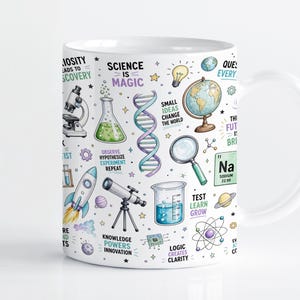 Puede incluir: Una taza de cerámica blanca con un patrón científico colorido que incluye ilustraciones de un microscopio, una cadena de ADN, un globo terráqueo, un cohete y material de laboratorio. El diseño incluye textos como Science is Magic y Knowledge Powers Innovation.