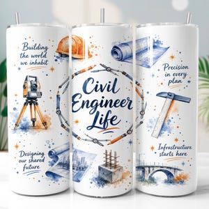 Puede incluir: Un vaso cilíndrico blanco con ilustraciones en acuarela de herramientas de ingeniería civil, incluyendo un casco, planos, una estación total y un puente. El texto dice Civil Engineer Life, Building the world we inhabit, Precision in every plan, Designing our shared future e Infrastructure starts here.