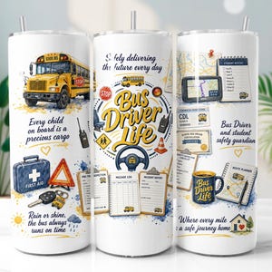 Può includere: Un bicchiere cilindrico bianco con uno scuolabus giallo, un volante, un kit di pronto soccorso, una tazza e vari documenti come un registro di viaggio. Il testo include 'Bus Driver Life' e 'Safely delivering the future every day'.