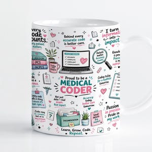 Könnte beinhalten: Ein weißer Keramikbecher mit einem bunten Grafikdruck zum Thema medizinische Kodierung. Das Design enthält Illustrationen eines Laptops, einer Dokumentationsbox, einer Lupe und verschiedene motivierende Sprüche wie Proud to be a MEDICAL CODER.
