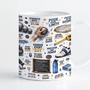 Puede incluir: Una taza de cerámica blanca con un estampado gráfico multicolor de equipo de lanzamiento de peso, una cinta métrica, una zapatilla deportiva, una botella de agua y una pizarra con el texto Training Drills y frases motivadoras.