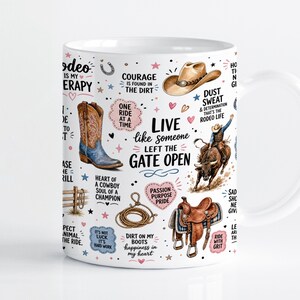 以下が含まれることがあります： カウボーイブーツ、茶色のサドル、投げ縄、カウボーイハットのイラストが描かれたロデオテーマの白いセラミックマグカップ。「Live like someone left the gate open」、「Rodeo is my therapy」、「Dust sweat & determination」などのテキストがプリントされています。