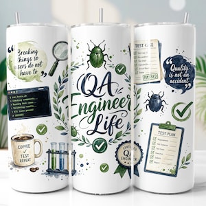 Può includere: Un bicchiere cilindrico bianco con grafiche a tema ingegneria QA, tra cui una lente d'ingrandimento, una tazza da caffè con il testo COFFEE TEST REPEAT, provette, una lista di controllo per i test, un'illustrazione di un coleottero e il testo QA Engineer Life.