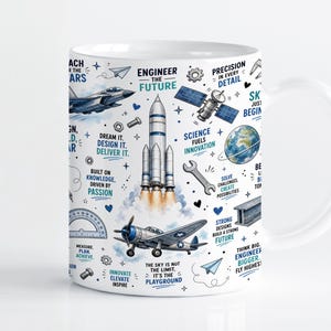 Puede incluir: Una taza de cerámica blanca con un estampado de ingeniería en azul y negro. Las ilustraciones incluyen un cohete, un avión, un satélite, una llave inglesa y un transportador. El texto incluye "Engineer the Future" y "Science Fuels Innovation".