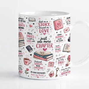 Pode incluir: Uma caneca de cerâmica branca com um padrão repetitivo de ilustrações em rosa e preto, incluindo livros, corações, chaves e envelopes. O texto inclui frases como 'Lost in a STORY, Found in LOVE', 'just one more CHAPTER' e 'MY BOOK BOYFRIENDS have my heart'.