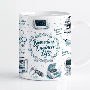 Könnte beinhalten: Ein weißer Keramikbecher mit einem bunten Motiv zum Thema Biomedizintechnik. Das Design zeigt Illustrationen eines Mikroskops, Stethoskops, einer Zentrifuge, eines digitalen Messschiebers und medizinischer Monitore sowie den Text "Biomedical Engineer Life".