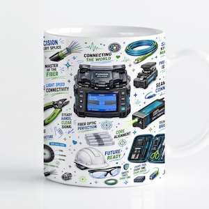 Könnte beinhalten: Ein weißer Keramikbecher mit einem farbenfrohen Grafikdruck von Glasfaserausrüstung, darunter ein Spleißgerät, eine Laserlichtquelle, Schutzausrüstung und Werkzeuge. Das Design enthält Texte wie Connecting the World, Master of the Fiber und Fiber Optic Perfection, durchsetzt mit kleinen blauen und grünen Sternsymbolen.