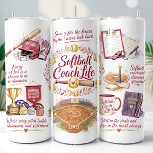 Op de afbeelding: Een witte cilindrische beker met softball-thema afbeeldingen, waaronder een knuppel, helm, handschoen, trofee, medailles, een veld, een coachingsdagboek en een mok. De tekst bevat "Softball Coach Life", "Swing for the fences" en andere motiverende zinnen.