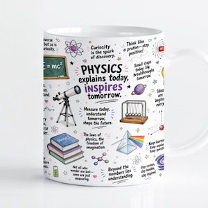Puede incluir: Una taza de cerámica blanca con un diseño temático de física que incluye ilustraciones de un telescopio, libros, un prisma y un péndulo de Newton. El texto dice: Physics explains today, inspires tomorrow, junto con varias citas científicas.