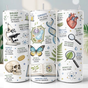 Puede incluir: Un vaso cilíndrico blanco con coloridas ilustraciones científicas que incluyen un microscopio, un cráneo humano, una mariposa, una cadena de ADN, un corazón y una célula vegetal. El diseño incluye textos educativos como Biology Explains the Complexity.