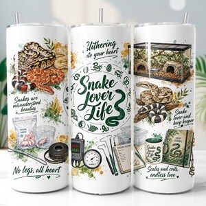 Könnte beinhalten: Ein weißer zylindrischer Becher mit farbenfrohen Illustrationen verschiedener Schlangen, einem Terrarium, Futterzubehör und herpetologischer Ausrüstung. Das Design enthält Texte wie Snake Lover Life, Snakes are misunderstood beauties und No legs, all heart.