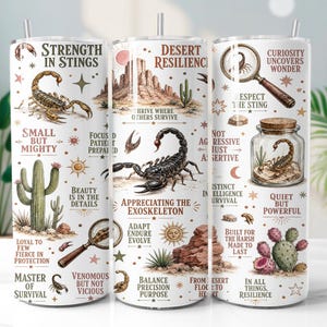 Może przedstawiać: Biały cylindryczny kubek z motywem pustynnym, przedstawiający skorpiony, kaktusy i lupy. Tekst zawiera "Strength in Stings", "Desert Resilience" oraz "Curiosity Uncovers Wonder", wraz z motywacyjnymi hasłami dotyczącymi przetrwania i natury.