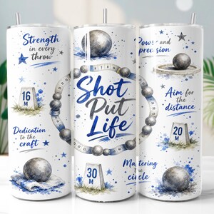 Puede incluir: Un vaso cilíndrico blanco con texto azul e ilustraciones relacionadas con el lanzamiento de peso. Los gráficos incluyen bolas de peso, cintas métricas, marcadores de distancia 16M, 20M, 30M y las frases Strength in every throw, Shot Put Life y Power and precision.