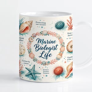 Pode incluir: Uma caneca de cerâmica branca com uma ilustração colorida de temática marinha. O texto central diz Marine Biologist Life, rodeado por uma coroa de corais e conchas. O texto adicional inclui Protecting our oceans, Curious by nature e Science. Passion. Purpose.