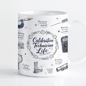 Puede incluir: Una taza de cerámica blanca con ilustraciones en azul y gris de herramientas de medición de precisión como calibradores, micrómetros y un multímetro. El texto dice Calibration Technician Life y otras frases cortas.