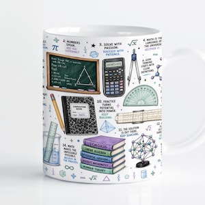 Puede incluir: Una taza de cerámica blanca con un diseño matemático colorido. Incluye ilustraciones de una pizarra, calculadora, compás, transportador, regla, vaso de precipitados y una pila de libros etiquetados como Calculus, Linear Algebra y Number Theory.