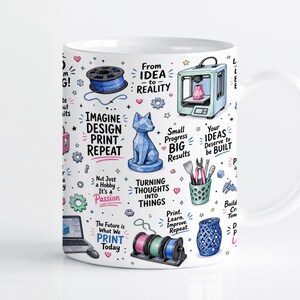 Könnte beinhalten: Ein weißer Keramikbecher mit einem bunten Muster zum Thema 3D-Druck. Die Illustrationen zeigen einen 3D-Drucker, Filamentrollen, Werkzeuge und eine geometrische Katze. Der Text umfasst "IMAGINE DESIGN PRINT REPEAT", "From IDEA to REALITY" und "Not Just a Hobby It's a Passion."