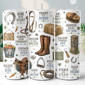 Peut inclure: Un gobelet cylindrique blanc orné d'un motif équestre répétitif. Les illustrations comprennent des bottes en cuir marron, une selle, une bride, une botte de foin, un fer à cheval, une brosse de pansage et un seau de pommes, avec des phrases comme Ride With Heart.