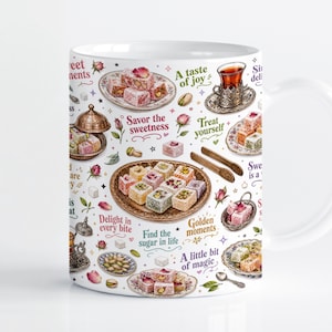 Puede incluir: Una taza de cerámica blanca con un patrón colorido de cubos de delicia turca en platos, vasos de té y cucharas. El diseño incluye frases como Savor the sweetness, A taste of joy, Treat yourself y Golden moments junto a capullos de rosa.