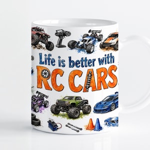 Puede incluir: Una taza de cerámica blanca con un estampado gráfico colorido de varios vehículos a control remoto, incluyendo camiones y coches, junto con piezas como un mando y un amortiguador. El texto dice, Life is better with RC CARS.