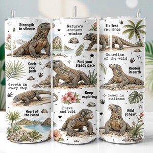 Könnte beinhalten: Ein zylindrischer weißer Becher mit Metallstrohhalm, der mehrere Illustrationen von Komodowaranen in natürlicher Umgebung, tropischen Pflanzen und Felsen zeigt. Das Design enthält inspirierende Texte wie Strength in silence, Nature's ancient wisdom, Endless resilience, Guardian of the wild, Seek your path, Find your steady pace, Rooted in earth, Growth in every step, Keep exploring, Brave and bold, Power in stillness, Wild at heart und Heart of the island.
