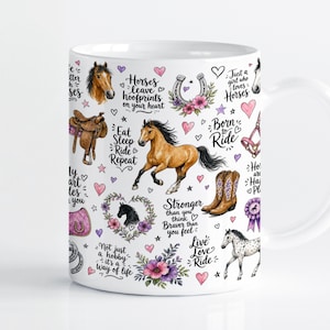 Puede incluir: Una taza de cerámica blanca con un patrón repetitivo de caballos, sillas de montar, botas vaqueras, herraduras y detalles florales. El diseño incluye textos como Horses leave hoofprints on your heart, Eat Sleep Ride Repeat, Born to Ride y Live Love Ride.