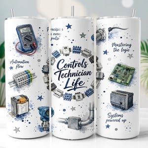 Puede incluir: Un vaso cilíndrico blanco con ilustraciones de componentes eléctricos, un multímetro y placas de circuito. El texto dice Controls Technician Life, Automation flow, Mastering the logic y Systems powered up, con estrellas azules y detalles en acuarela.
