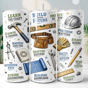 Pode incluir: Um copo cilíndrico branco com um padrão repetitivo de ferramentas de construção, incluindo martelo, nível, cinto de ferramentas, chave inglesa, lápis e capacete, acompanhado de textos motivacionais como Learn the Craft e Build Your Future.