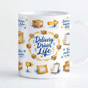 Könnte beinhalten: Ein weißer Keramikbecher mit einem wiederkehrenden Muster aus braunen Kartons, gelben Pfeilen, Klemmbrettern und blauem Text, der Delivery Driver Life, Always on time, Delivering happiness daily und The package is here lautet.