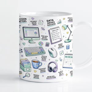 Könnte beinhalten: Ein weißer Keramikbecher mit einem bunten, handgezeichneten Muster aus Büroartikeln und motivierenden Texten. Die Illustrationen zeigen einen Computer, eine Tastatur, eine Maus, Kopfhörer, eine Schreibtischlampe, einen Kalender und einen Aktenordner.
