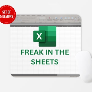 Pode incluir: Um mousepad branco com um logotipo verde do Excel e o texto "Freak in the Sheets". O mousepad está em uma superfície branca.