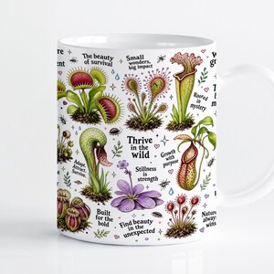 Może przedstawiać: Biały ceramiczny kubek z kolorową ilustracją botaniczną różnych roślin owadożernych, w tym muchołówek i dzbaneczników. Wzór zawiera małe owady oraz inspirujące napisy, takie jak The beauty of survival.