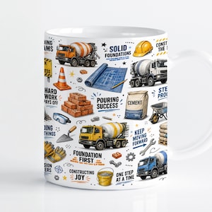 Pode incluir: Uma caneca de cerâmica branca com um padrão repetitivo de ilustrações sobre construção, incluindo betoneiras, tijolos, plantas, equipamento de segurança e ferramentas, acompanhadas por frases motivacionais como Solid Foundations.