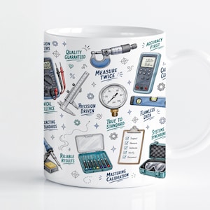 Puede incluir: Una taza de cerámica blanca con un patrón repetitivo de herramientas de ingeniería y medición, incluyendo un micrómetro, manómetro, multímetro y portapapeles. El diseño incluye frases en azul como Measure Twice y Accuracy First.